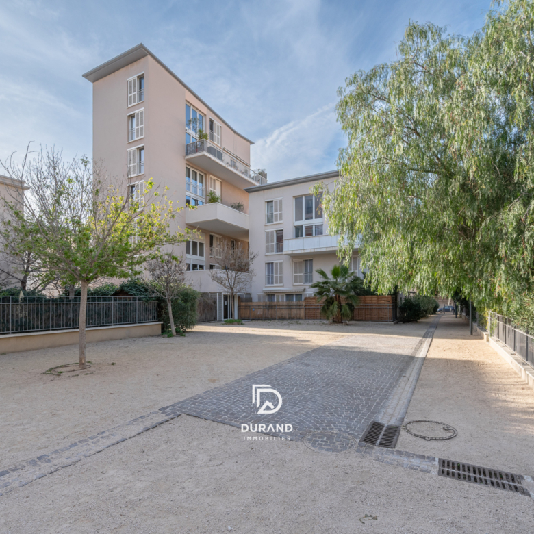 QUARTIER EUROMEDITERRANEE - BUREAUX 73 M2  AVEC JARDIN