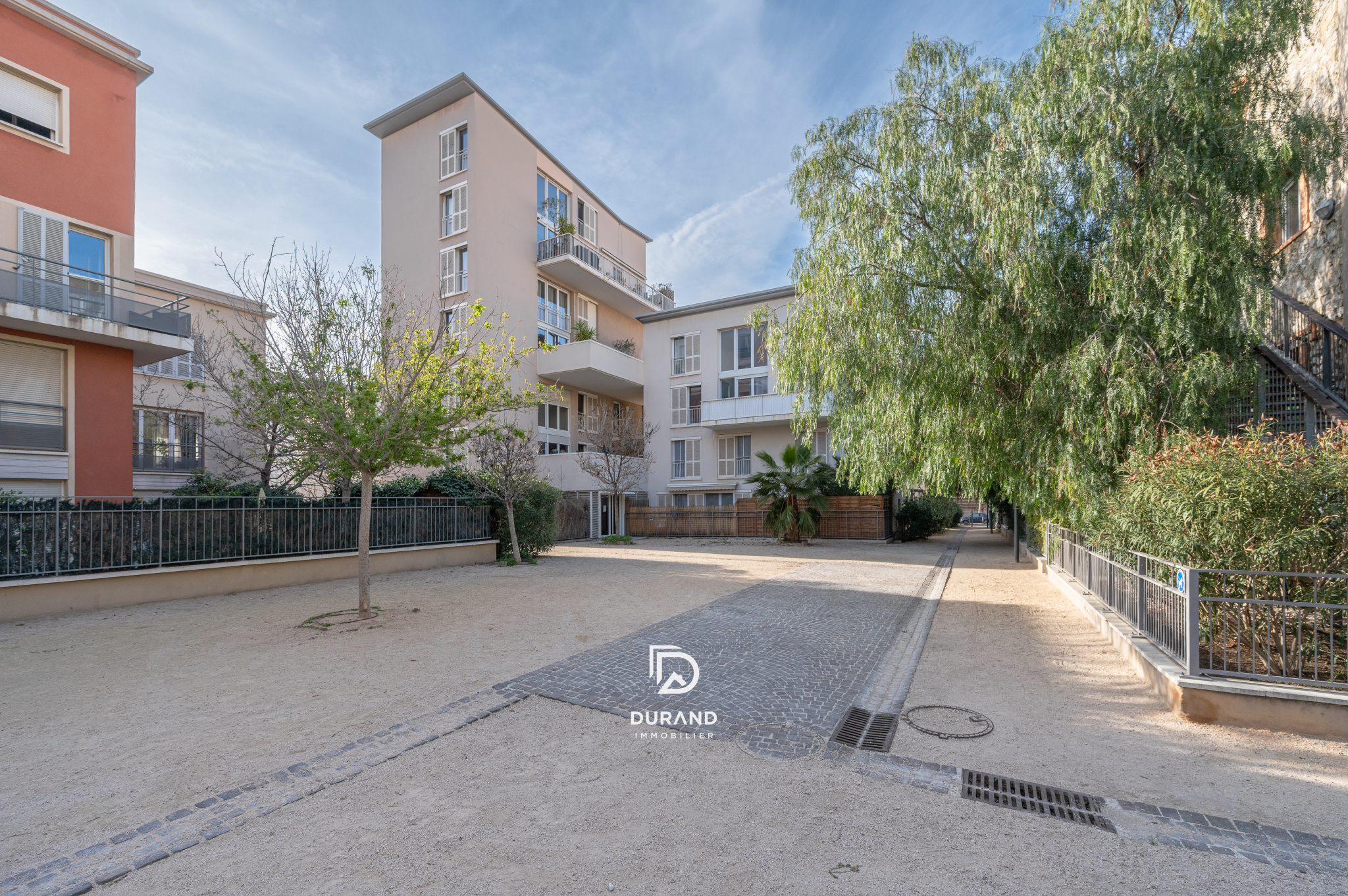 QUARTIER EUROMEDITERRANEE - BUREAUX 73 M2  AVEC JARDIN