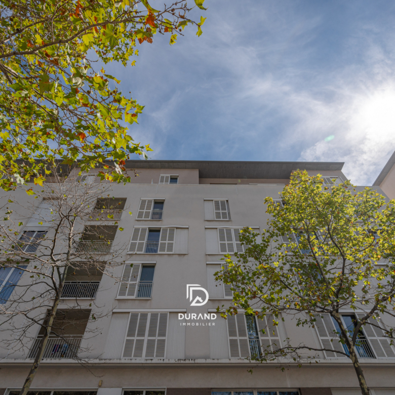 QUARTIER EUROMEDITERRANEE - BUREAUX 73 M2  AVEC JARDIN