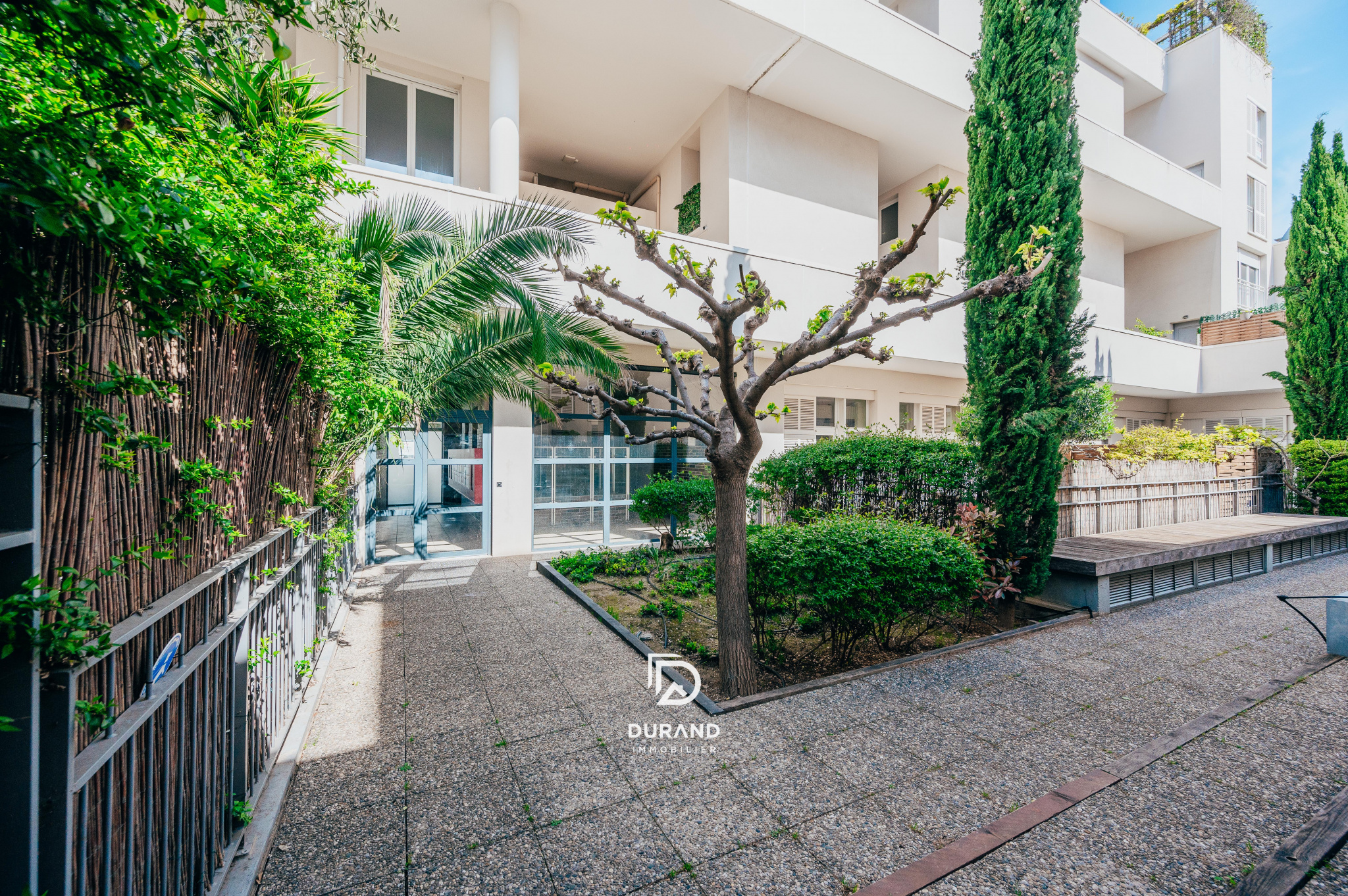 QUARTIER EUROMEDITERRANEE - BUREAUX 73 M2  AVEC JARDIN