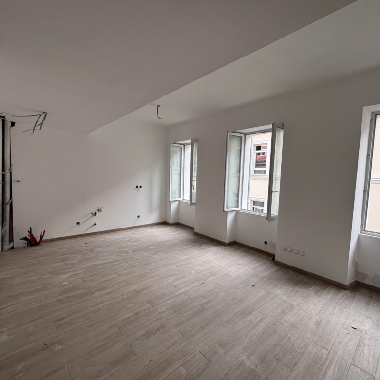 APPARTEMENT- ENTIEREMENT RENOVE- 13006 MARSEILLE