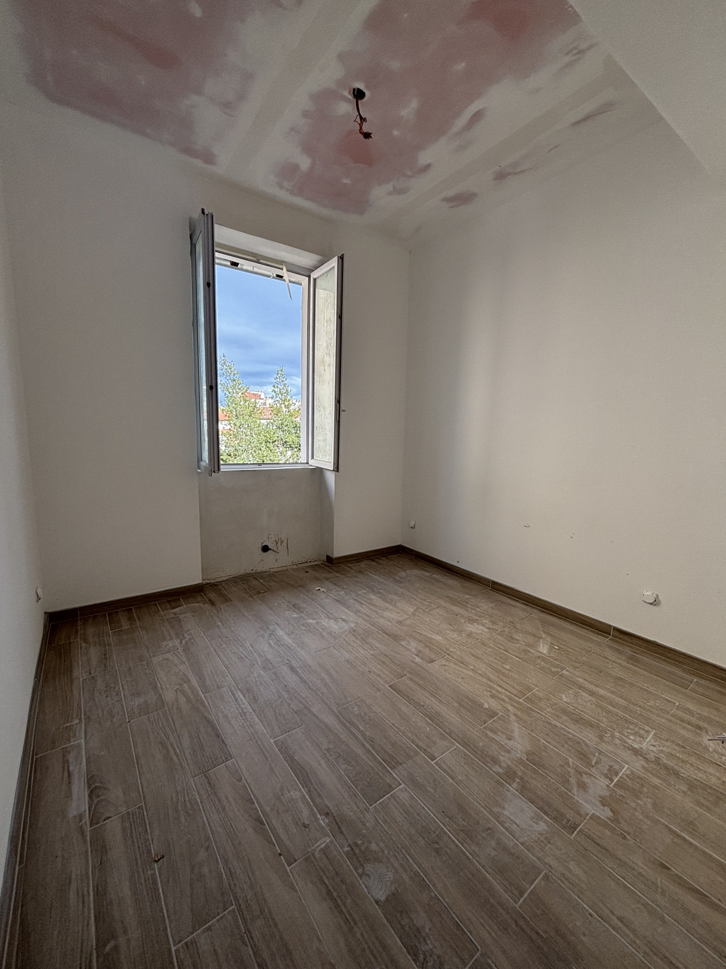 APPARTEMENT- ENTIEREMENT RENOVE- 13006 MARSEILLE